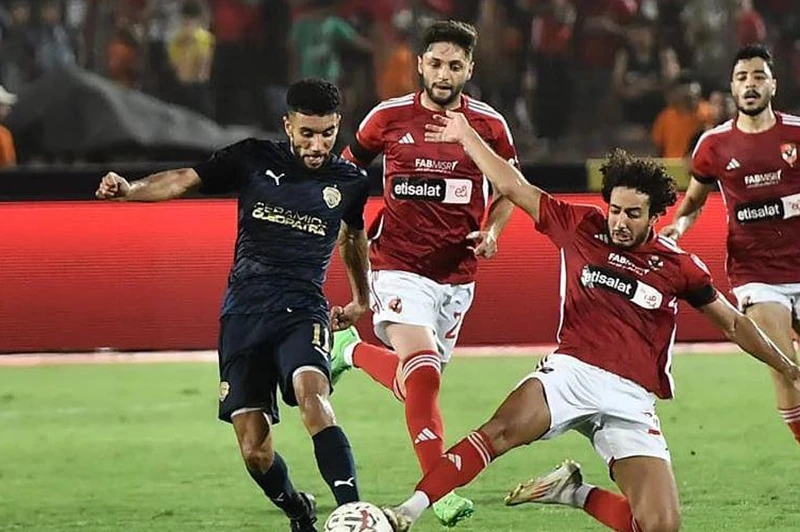 أحمد قندوسي لاعب سيراميكا خلال مواجهة الأهلي